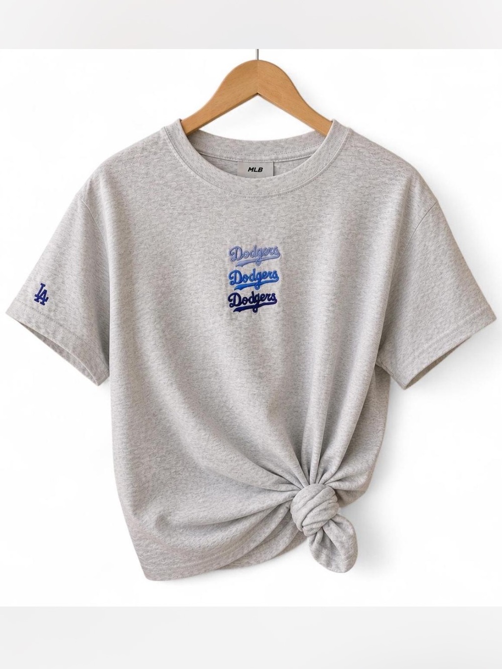 Soft grey LA Dodgers tee with the cutest minimal embroidery 🤍